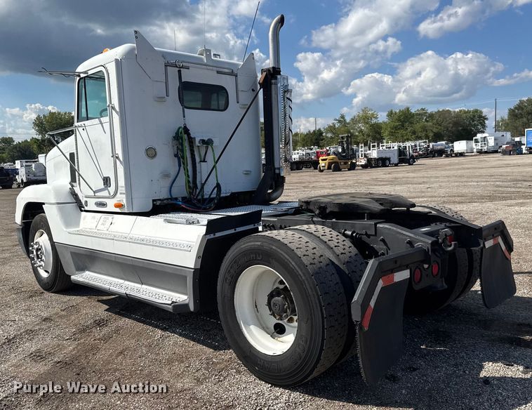 image for item NU9697 2000 Freightliner FLD semi truck