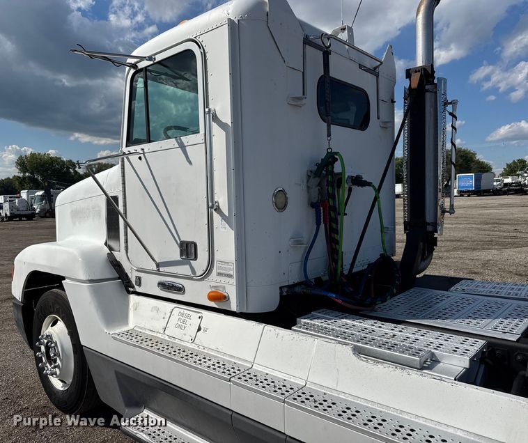 image for item NU9697 2000 Freightliner FLD semi truck