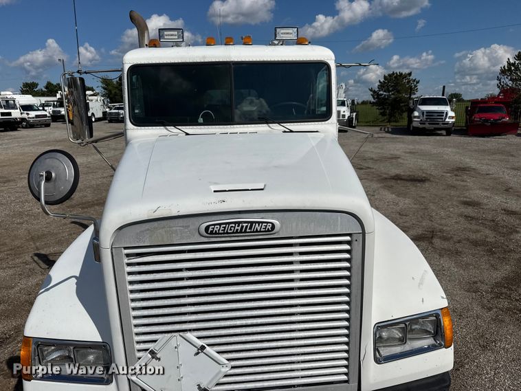 image for item NU9697 2000 Freightliner FLD semi truck
