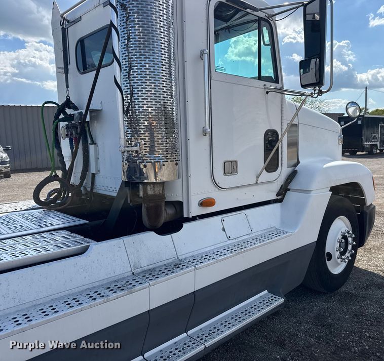 image for item NU9697 2000 Freightliner FLD semi truck