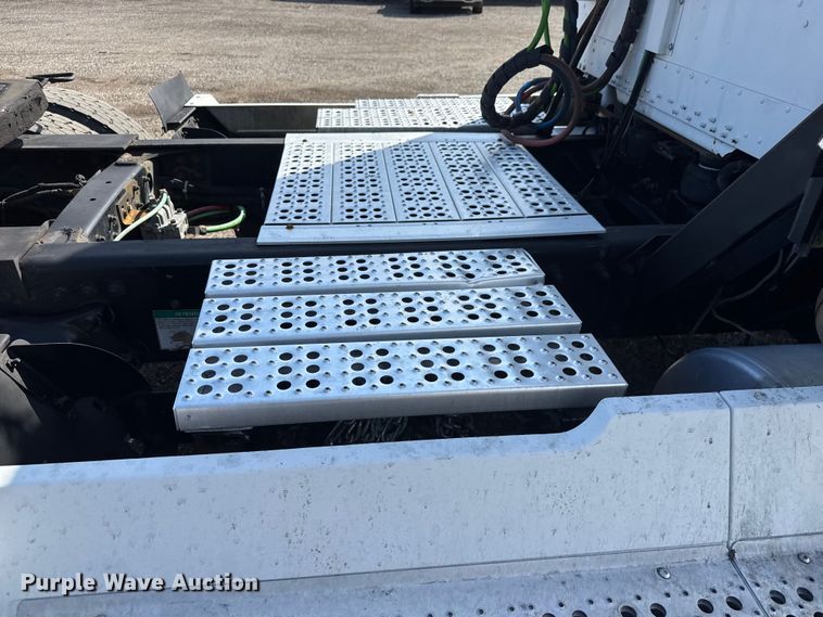 image for item NU9697 2000 Freightliner FLD semi truck