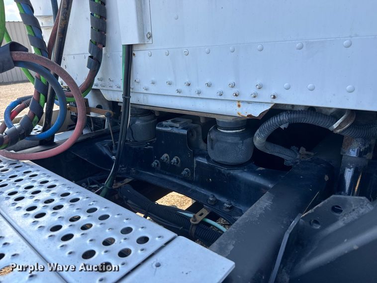 image for item NU9697 2000 Freightliner FLD semi truck