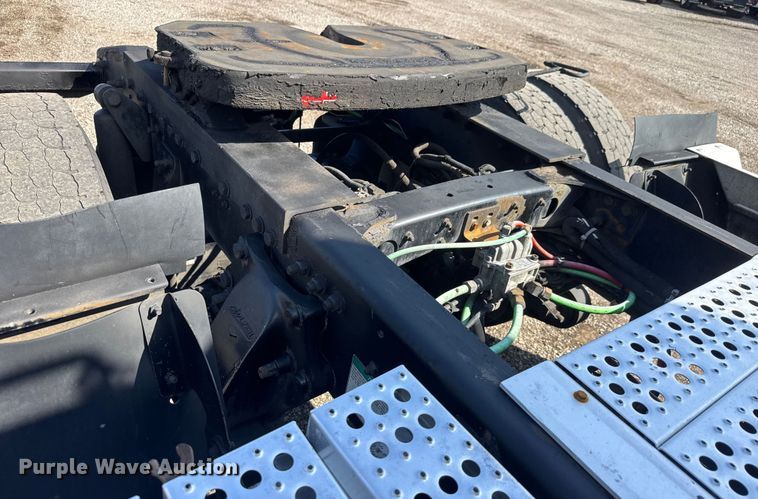 image for item NU9697 2000 Freightliner FLD semi truck