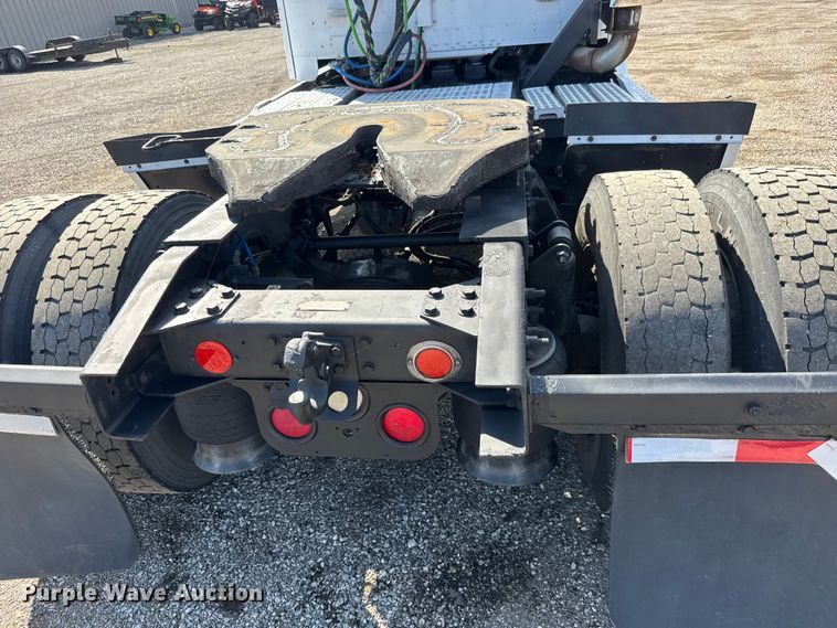 image for item NU9697 2000 Freightliner FLD semi truck