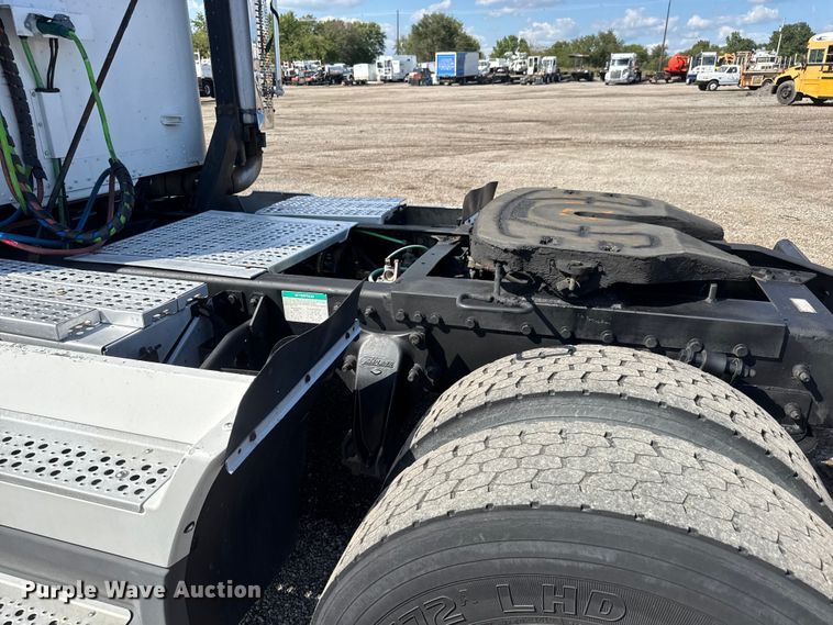 image for item NU9697 2000 Freightliner FLD semi truck