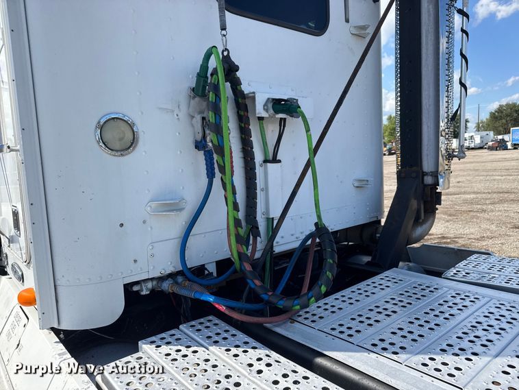 image for item NU9697 2000 Freightliner FLD semi truck