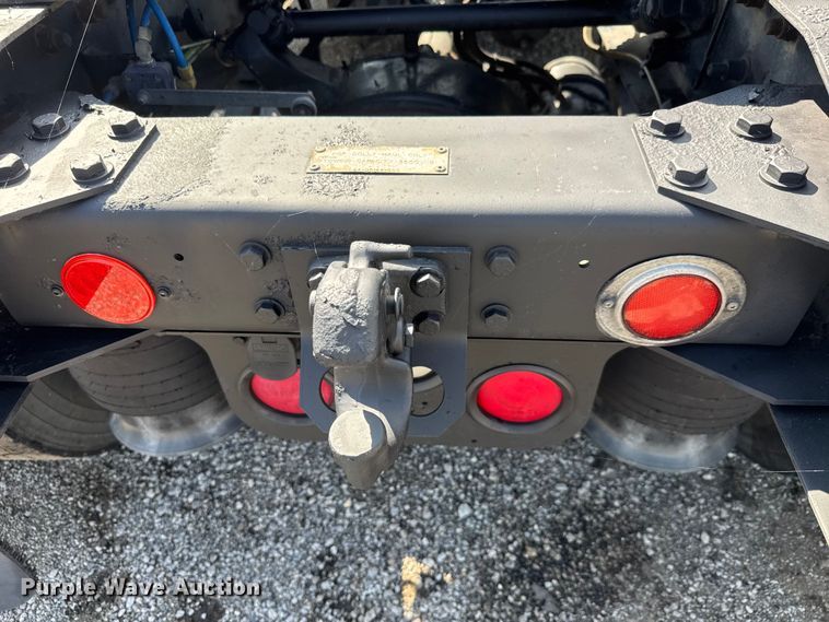 image for item NU9697 2000 Freightliner FLD semi truck