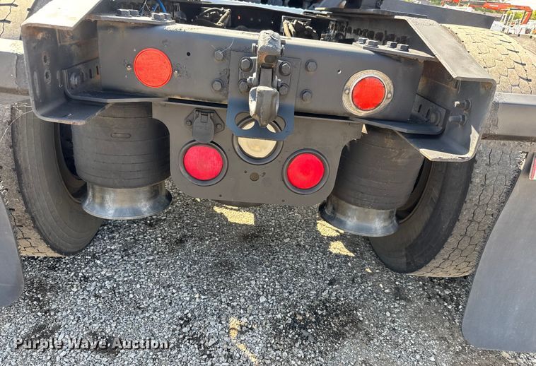 image for item NU9697 2000 Freightliner FLD semi truck