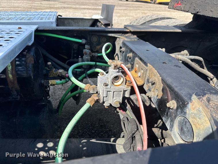 image for item NU9697 2000 Freightliner FLD semi truck