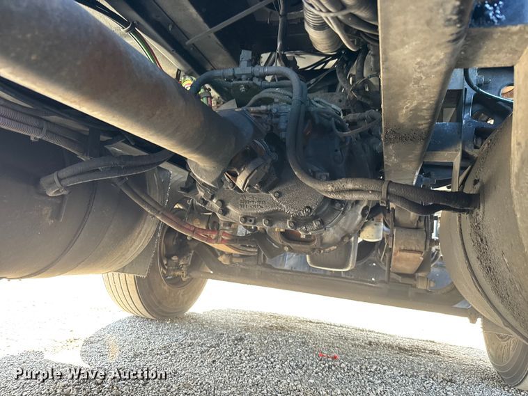 image for item NU9697 2000 Freightliner FLD semi truck