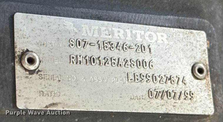 image for item NU9697 2000 Freightliner FLD semi truck