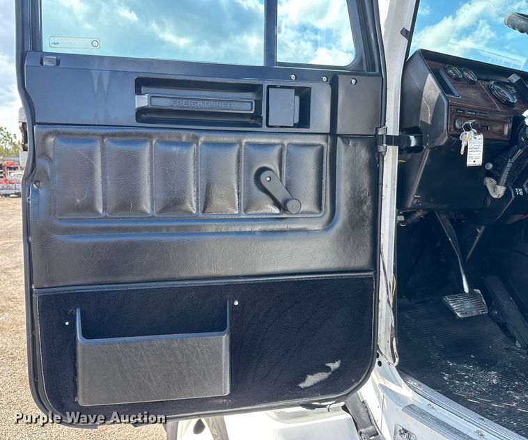 image for item NU9697 2000 Freightliner FLD semi truck