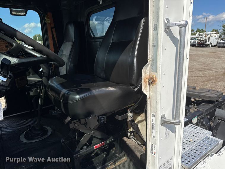 image for item NU9697 2000 Freightliner FLD semi truck