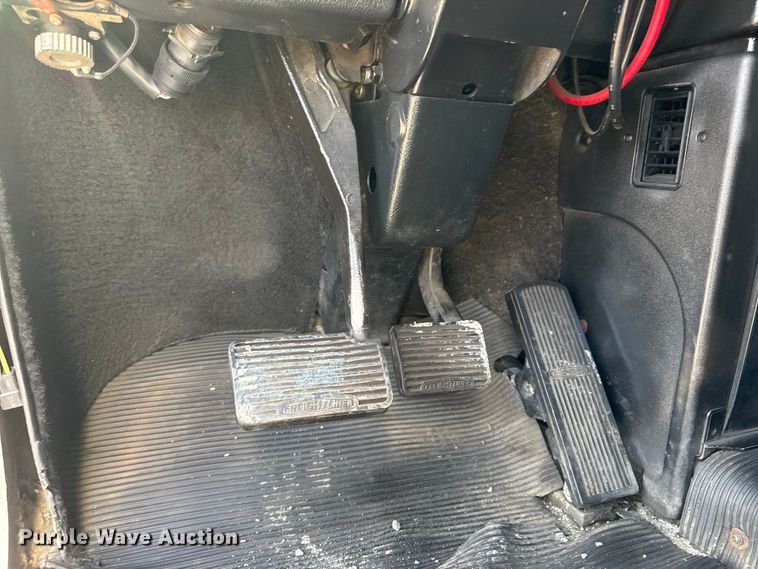 image for item NU9697 2000 Freightliner FLD semi truck