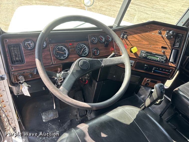 image for item NU9697 2000 Freightliner FLD semi truck