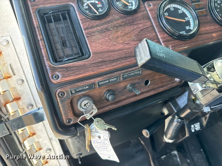 image for item NU9697 2000 Freightliner FLD semi truck