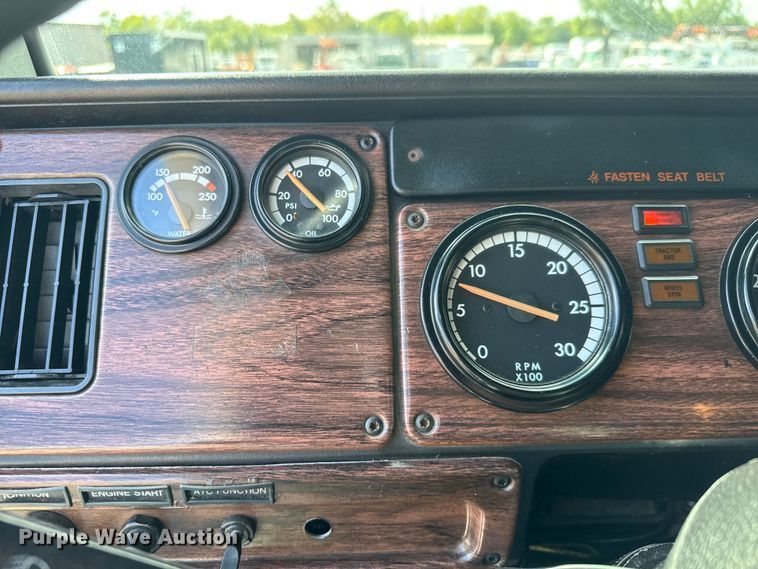 image for item NU9697 2000 Freightliner FLD semi truck