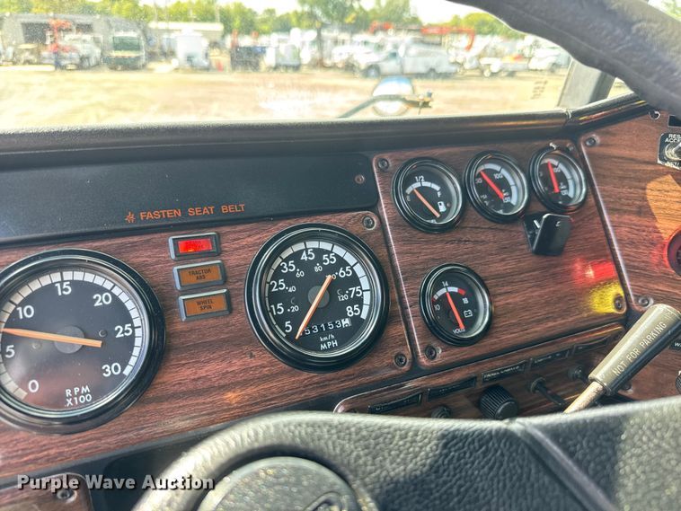 image for item NU9697 2000 Freightliner FLD semi truck