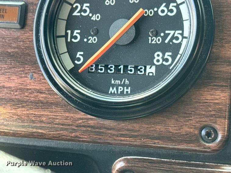 image for item NU9697 2000 Freightliner FLD semi truck