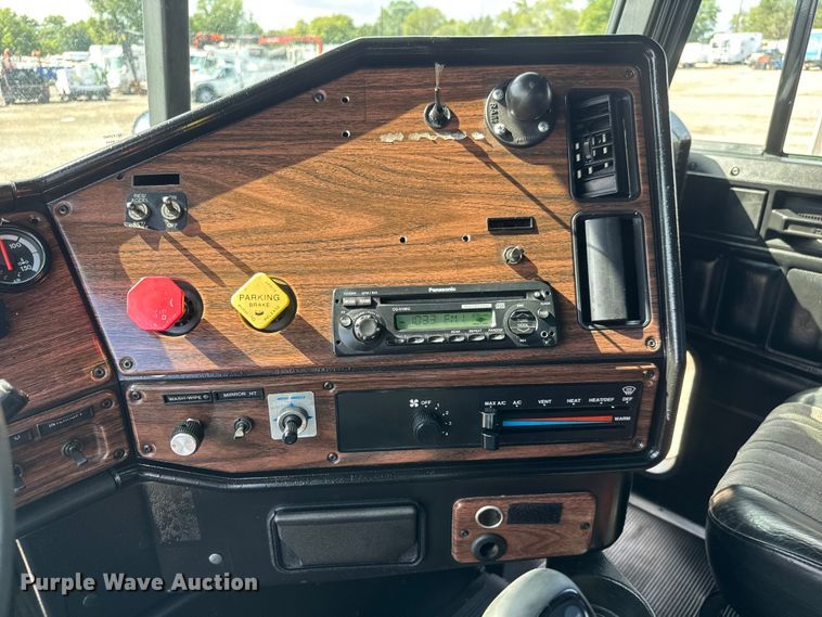 image for item NU9697 2000 Freightliner FLD semi truck