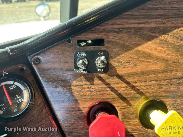 image for item NU9697 2000 Freightliner FLD semi truck