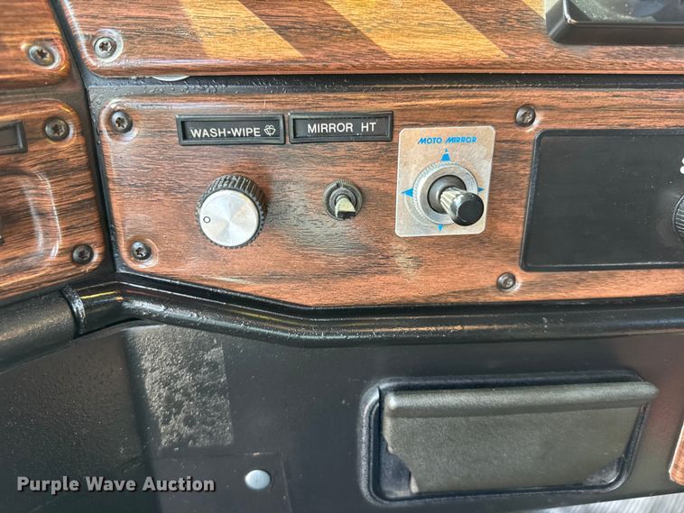 image for item NU9697 2000 Freightliner FLD semi truck