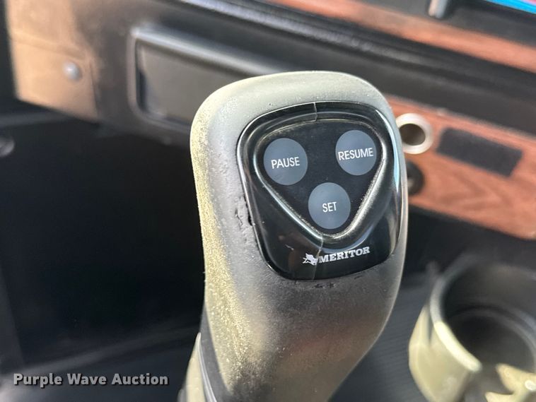 image for item NU9697 2000 Freightliner FLD semi truck