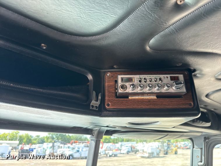 image for item NU9697 2000 Freightliner FLD semi truck