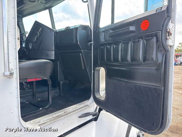 image for item NU9697 2000 Freightliner FLD semi truck