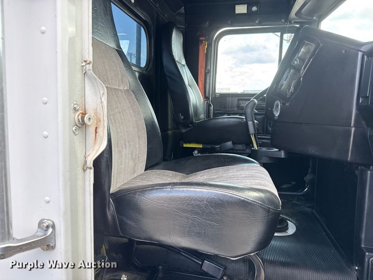 image for item NU9697 2000 Freightliner FLD semi truck