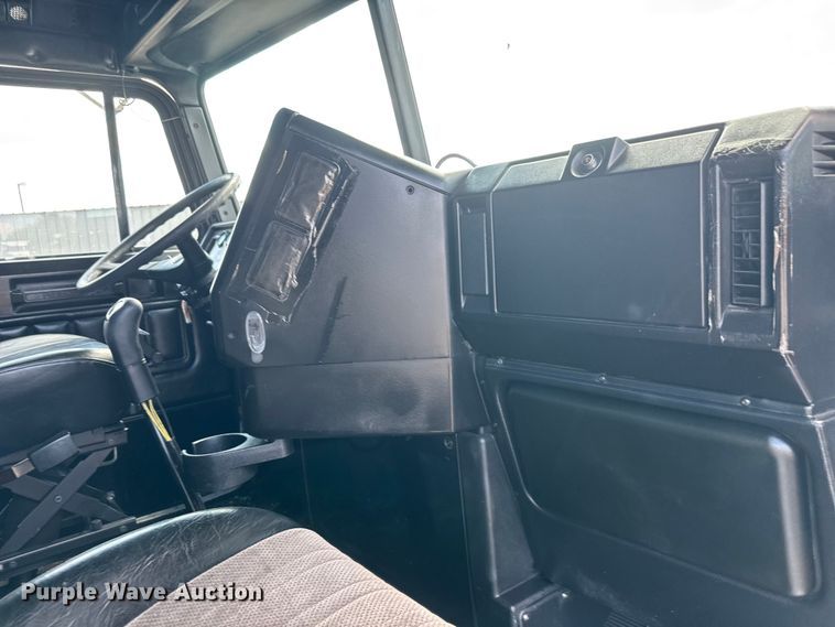 image for item NU9697 2000 Freightliner FLD semi truck