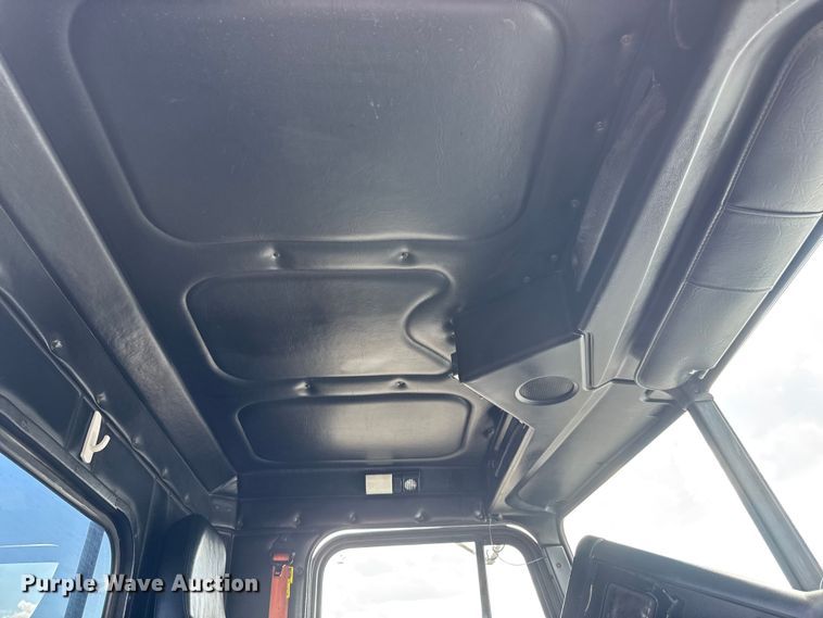 image for item NU9697 2000 Freightliner FLD semi truck