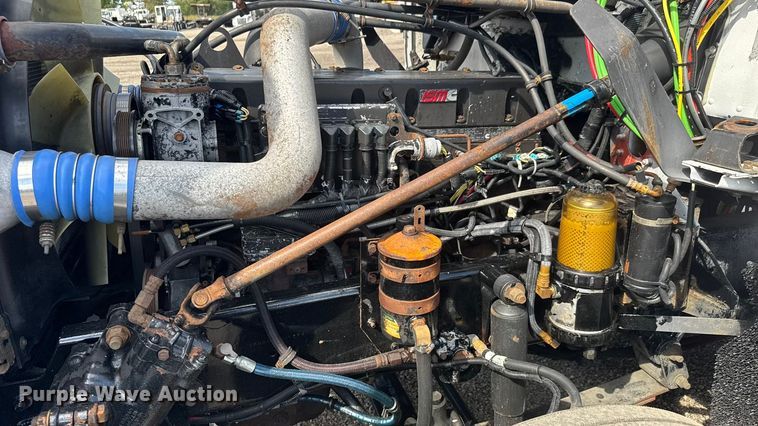 image for item NU9697 2000 Freightliner FLD semi truck