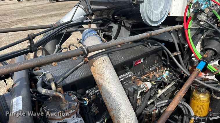 image for item NU9697 2000 Freightliner FLD semi truck