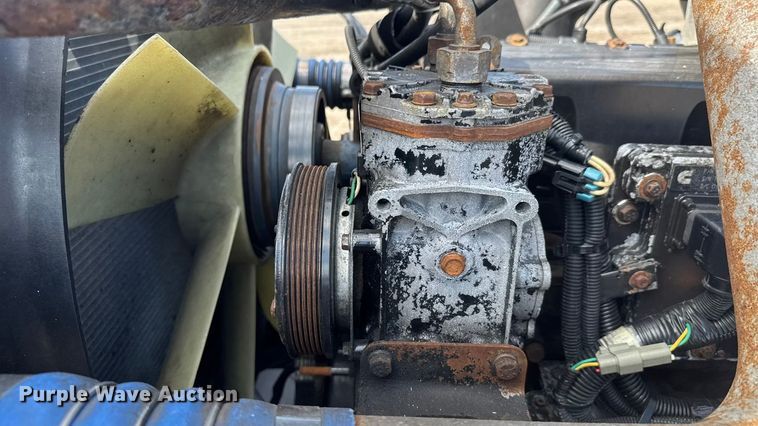 image for item NU9697 2000 Freightliner FLD semi truck