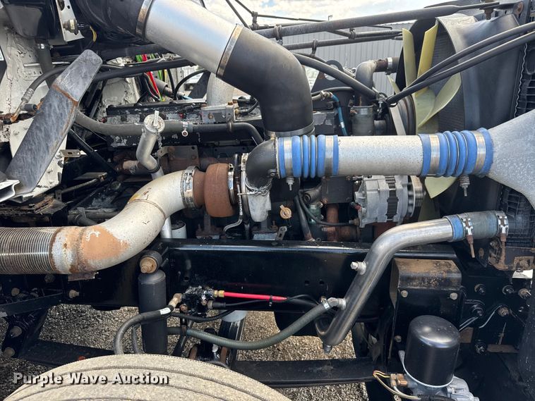 image for item NU9697 2000 Freightliner FLD semi truck