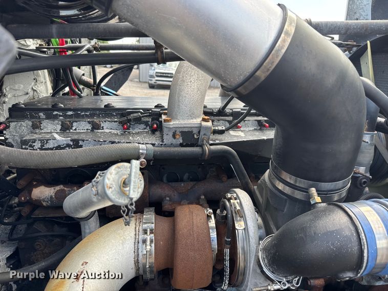 image for item NU9697 2000 Freightliner FLD semi truck