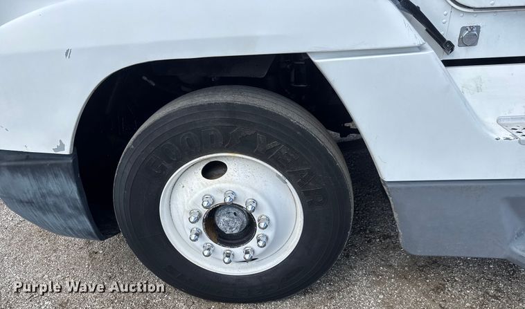 image for item NU9697 2000 Freightliner FLD semi truck