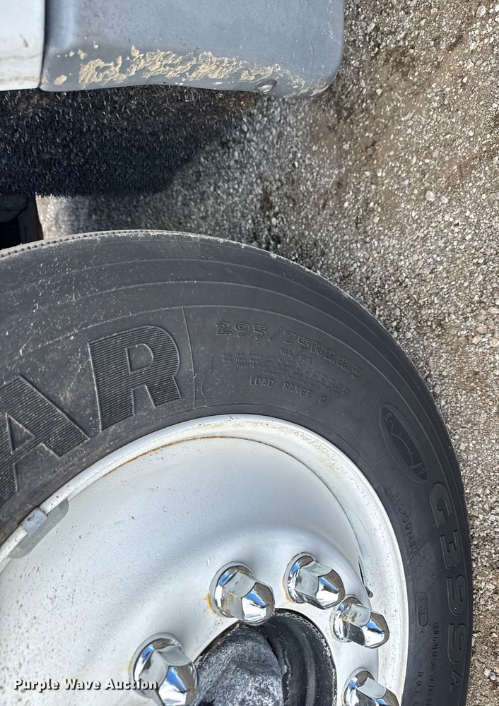 image for item NU9697 2000 Freightliner FLD semi truck