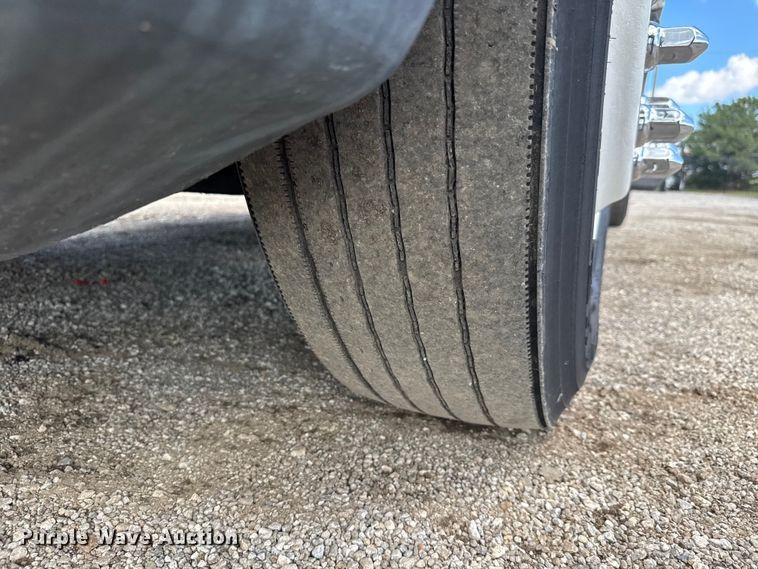 image for item NU9697 2000 Freightliner FLD semi truck