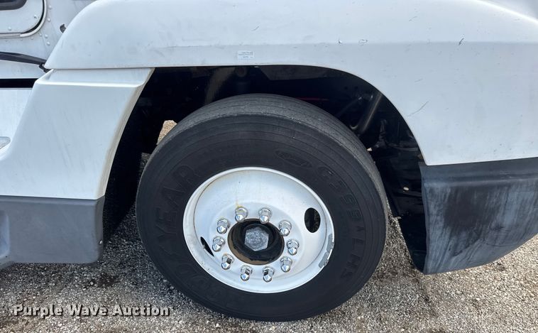 image for item NU9697 2000 Freightliner FLD semi truck