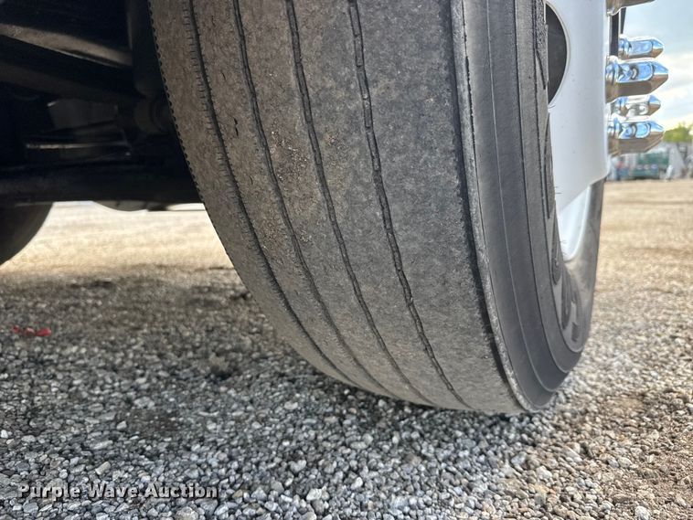 image for item NU9697 2000 Freightliner FLD semi truck