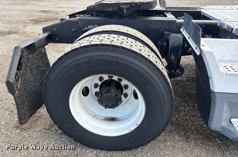 image for item NU9697 2000 Freightliner FLD semi truck