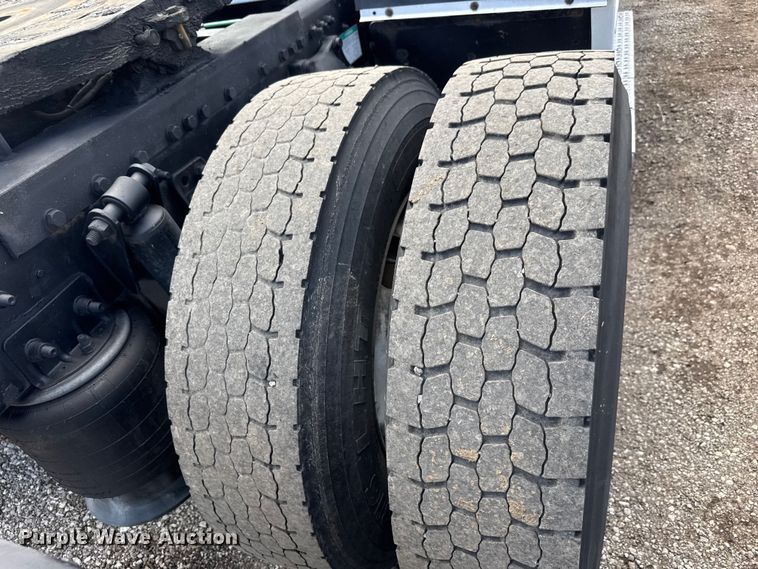 image for item NU9697 2000 Freightliner FLD semi truck