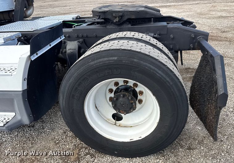 image for item NU9697 2000 Freightliner FLD semi truck