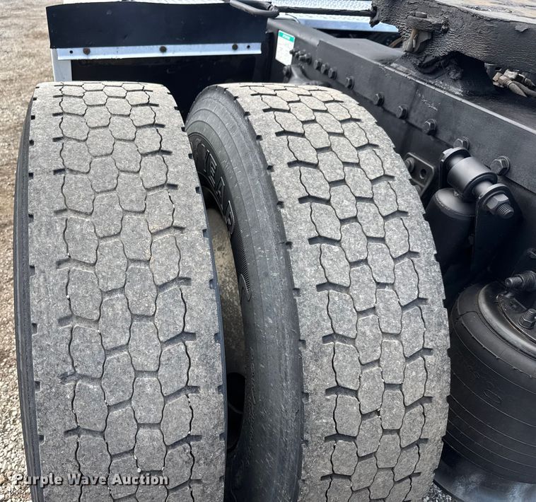 image for item NU9697 2000 Freightliner FLD semi truck