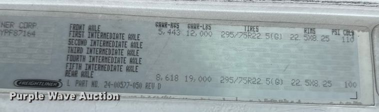 image for item NU9697 2000 Freightliner FLD semi truck