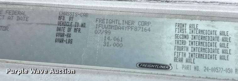 image for item NU9697 2000 Freightliner FLD semi truck