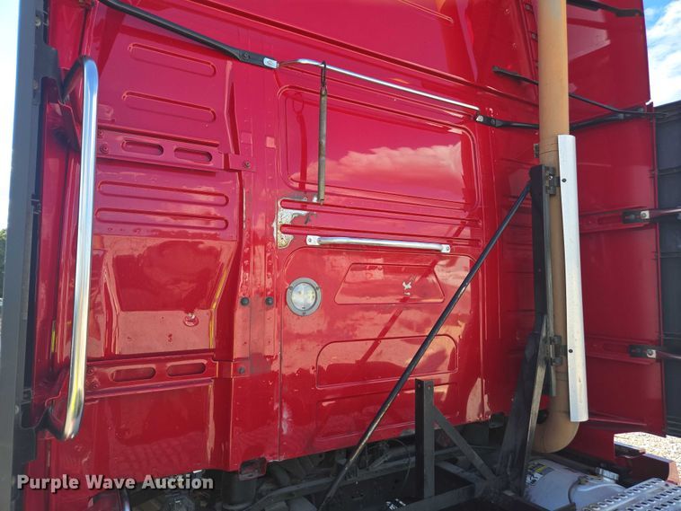 image for item YA0713 2019 Volvo VN semi truck