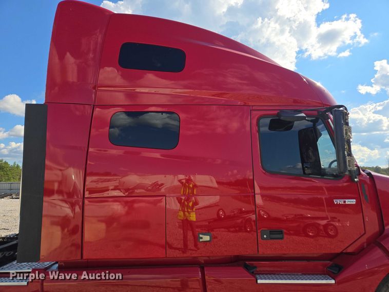 image for item YA0713 2019 Volvo VN semi truck